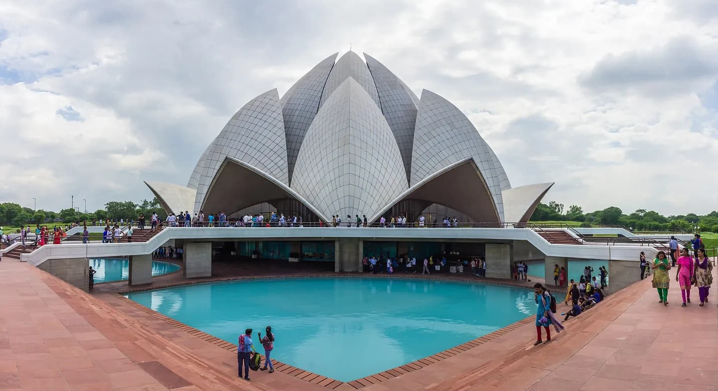 Panoramic view of the Lotus Temple in New Delhi